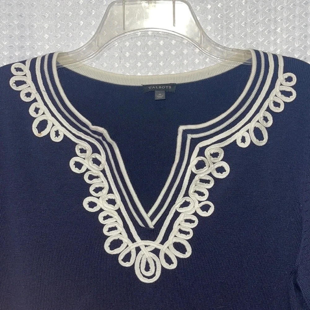 Talbots Medium Navy Blue V Neck White Embroidered Long Sleeve Slit Blouse EUC - Picture 2 of 5